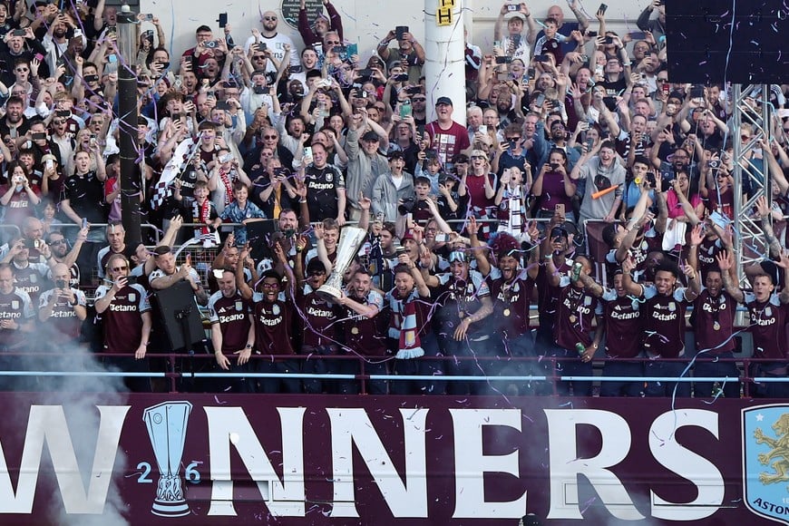 Soccer Football - UEFA Europa League - Aston Villa Victory Parade - Birmingham, Britain - May 21, 2026
Aston Villa's John McGinn celebrate winning the UEFA Europa League with the trophy and teammates during the victory parade REUTERS/David Klein