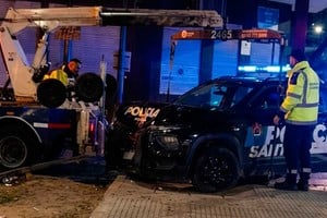 Impactante choque de un patrullero en Santa Fe. Imagen editada con IA.