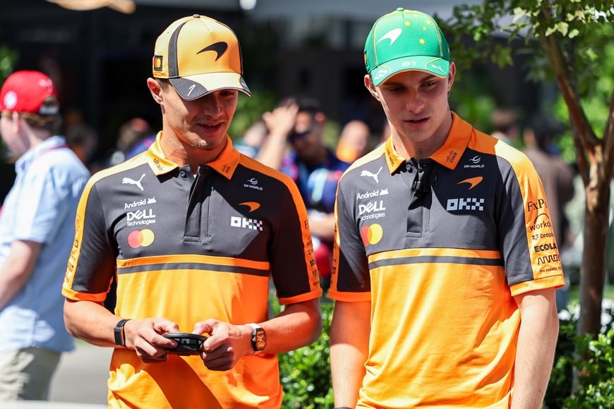 (260305) -- MELBOURNE, 5 marzo, 2026 (Xinhua) -- El piloto británico de la escudería McLaren, Lando Norris (i), reacciona junto a su compañero de equipo, el piloto australiano, Oscar Piastri, durante el Día de Medios del Gran Premio de Australia de Fórmula Uno, en Melbourne, Australia, el 5 de marzo de 2026. (Xinhua/Qian Jun) (rtg) (ra) (vf)