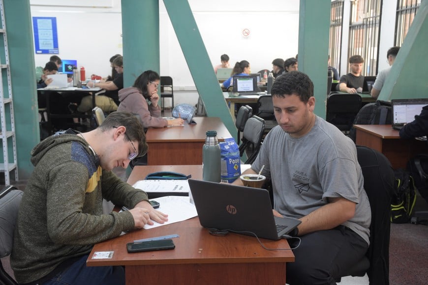La formación superior conserva además espacios difíciles de reemplazar por una pantalla: experimentar, equivocarse, intercambiar con otros y aprender a aplicar los conocimientos. Foto: Luis Cetraro.