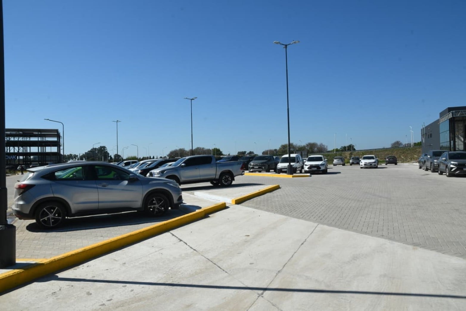 La amplitud del predio permite, además, contar con una importante superficie destinada a estacionamiento 