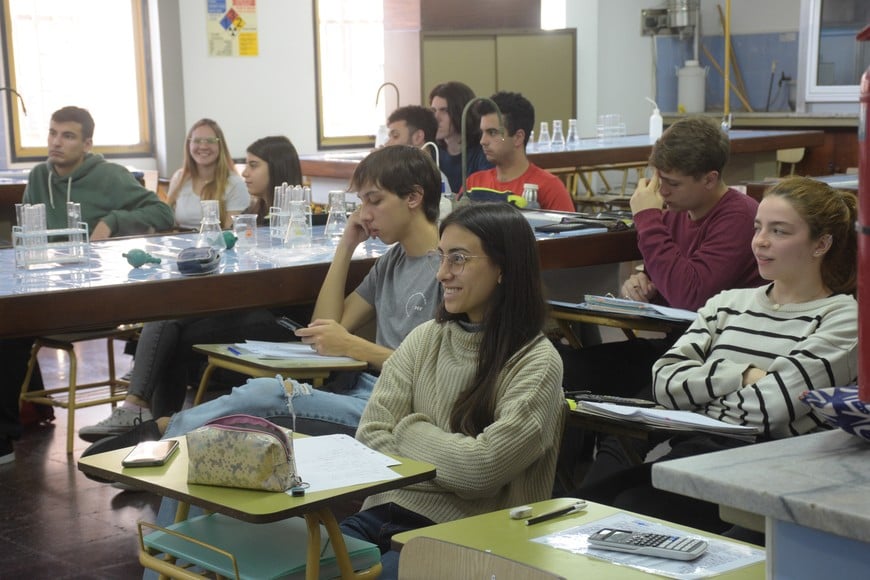 La experiencia universitaria no transcurre solamente dentro del aula. Los vínculos, los intercambios y la vida académica también forman parte de la construcción de un futuro profesional. Foto: Luis Cetraro.
