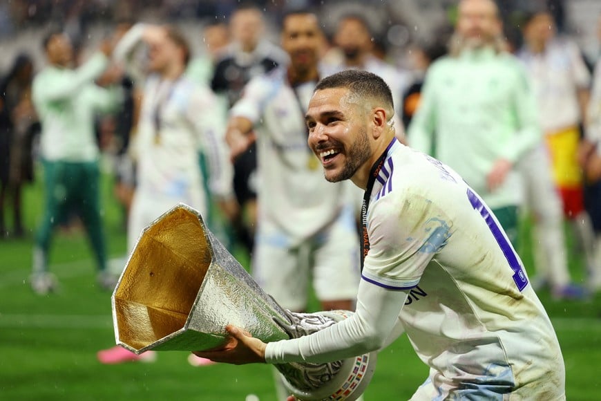 Soccer Football - UEFA Europa League - Final - SC Freiburg v Aston Villa - Besiktas Park, Istanbul, Turkey - May 21, 2026
Aston Villa's Emiliano Buendia celebrates with the trophy after winning the UEFA Europa League REUTERS/Kemal Aslan TPX IMAGES OF THE DAY