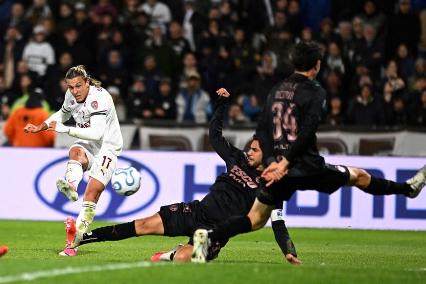 Soccer Football - Copa Libertadores - Quarter Final - Second Leg - Platense v Fluminense - Estadio Ciudad de Vicente Lopez, Buenos Aires, Argentina - September 15, 2026
Fluminense's Agustin Canobbio scores their first goal REUTERS/Rodrigo Valle TPX IMAGES OF THE DAY