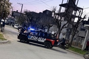 El conductor de la moto fue trasladado al hospital con graves lesiones. Imagen editada con IA