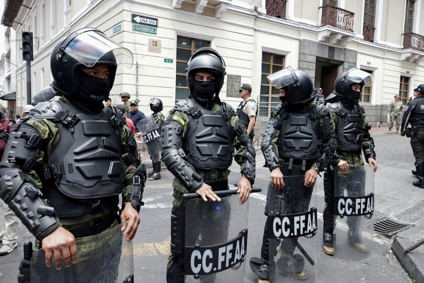 Members of the Ecuadorean military stand guard as streets around the Carondelet Presidential Palace are closed during the visit of Argentina's President Javier Milei, in Quito, Ecuador August 6, 2026. REUTERS/Karen Toro