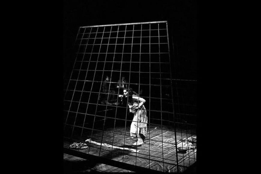 “Antígona furiosa” de Griselda Gambaro, estrenada en 1986 en el Instituto Goethe, con Bettina Muraña, Norberto Vieyra e Iván Moschner, dirección de Laura Yusem.