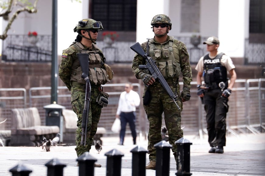 Members of the Ecuadorean military stand guard as streets around the Carondelet Presidential Palace are closed during the visit of Argentina's President Javier Milei, in Quito, Ecuador August 6, 2026. REUTERS/Karen Toro