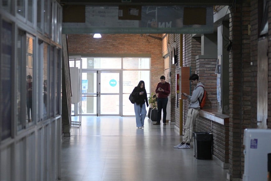Elegir qué estudiar hoy exige mirar más allá de la salida laboral inmediata y prepararse para un mundo en constante transformación. Foto: Manuel Fabatía.