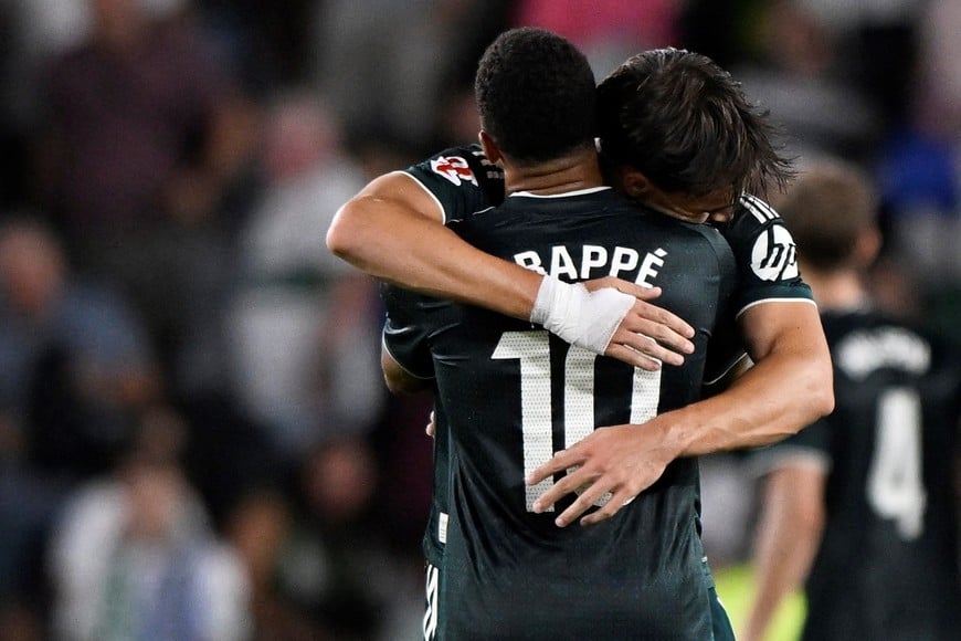 Soccer Football - LaLiga - Elche v Real Madrid - Estadio Manuel Martinez Valero, Elche, Spain - September 15, 2026
Real Madrid's Kylian Mbappe and Carlos Espi celebrate after the match REUTERS/Pablo Morano
