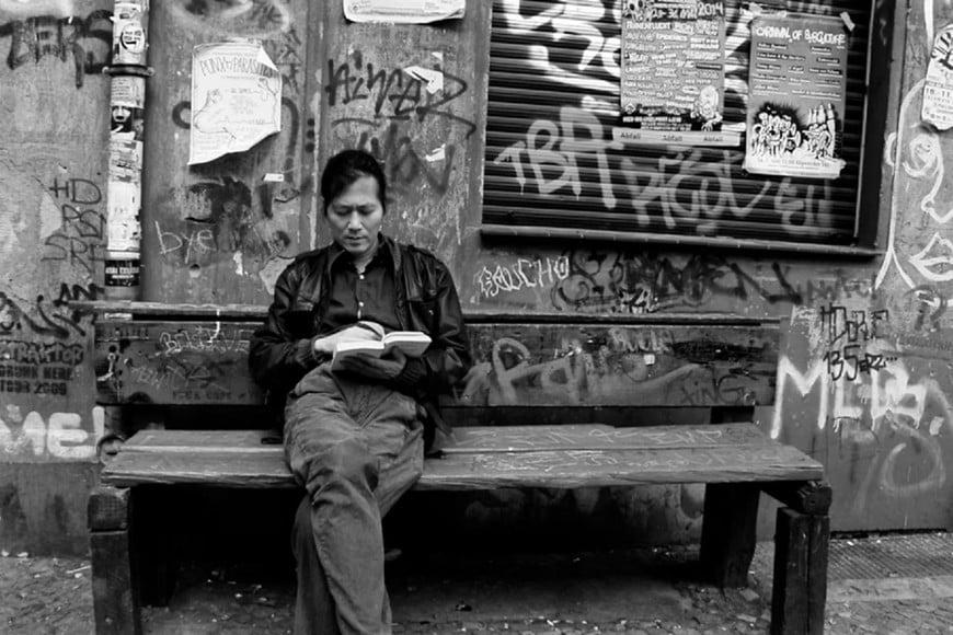 Byung-Chul Han, filósofo católico y ensayista surcoreano experto en estudios culturales y profesor de la Universidad de las Artes de Berlín. Escribe en alemán y está considerado como uno de los autores más destacados del pensamiento contemporáneo por su crítica al capitalismo y la actual sociedad del trabajo.