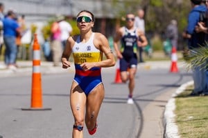 María Velásquez completó el triatlón individual femenino en 59:50 y consiguió la 23ª medalla dorada de Colombia. Foto: Fernando Nicola