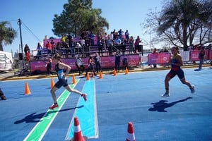 El triatlón femenino reunió a representantes de distintos países en una de las pruebas de resistencia de los Juegos Suramericanos Santa Fe 2026.