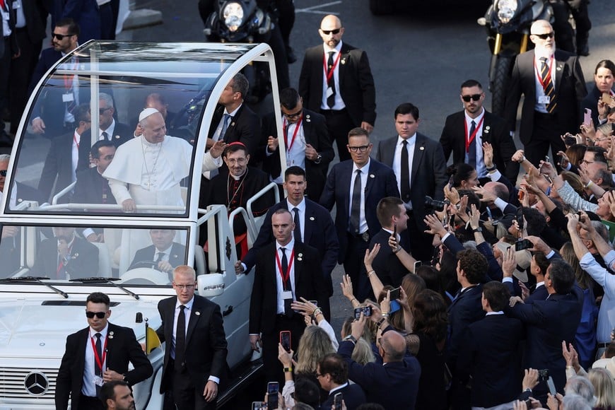 Pope Leo XIV greets people as he arrives to celebrate Holy Mass at Plaza de Cibeles, during his apostolic journey in Madrid, Spain, June 7, 2026. REUTERS/Mohammed Salem