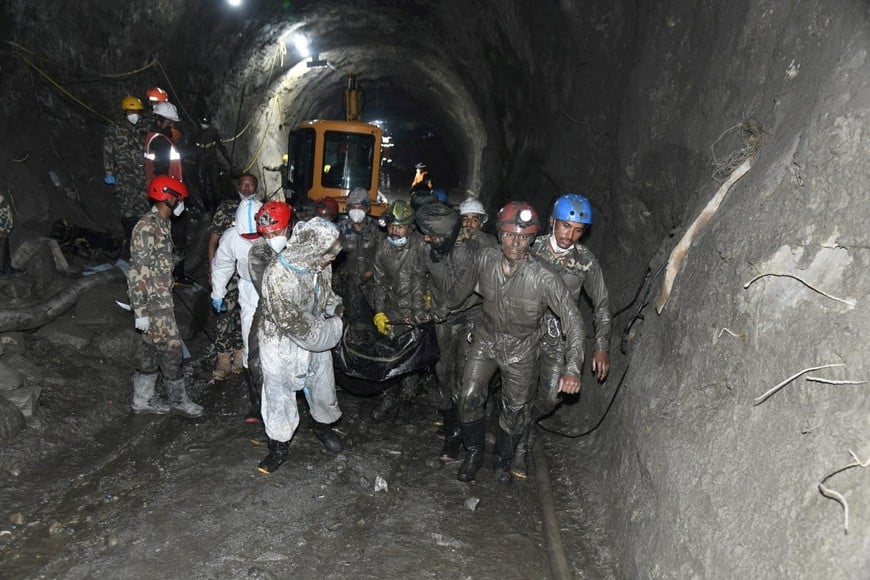 Member of a search and rescue teams carry the body of a victim from the inside the Chilime Hydropower Project tunnel, following deadly flash floods and mudslides hit parts of Nepal, in this handout obtained by Reuters on September 16, 2026. Nepal Army/Handout via REUTERS THIS IMAGE HAS BEEN SUPPLIED BY A THIRD PARTY. MANDATORY CREDIT. NO RESALES. NO ARCHIVES.