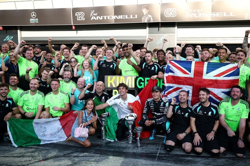 Formula One F1 - Italian Grand Prix - Autodromo Nazionale Monza, Monza, Italy - September 6, 2026
Mercedes' Andrea Kimi Antonelli celebrates after winning the race with second placed Mercedes' George Russell and the rest of the team. REUTERS/Guglielmo Mangiapane