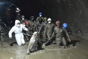 A casi tres semanas de la riada, buscan a seis trabajadores atrapados en un túnel