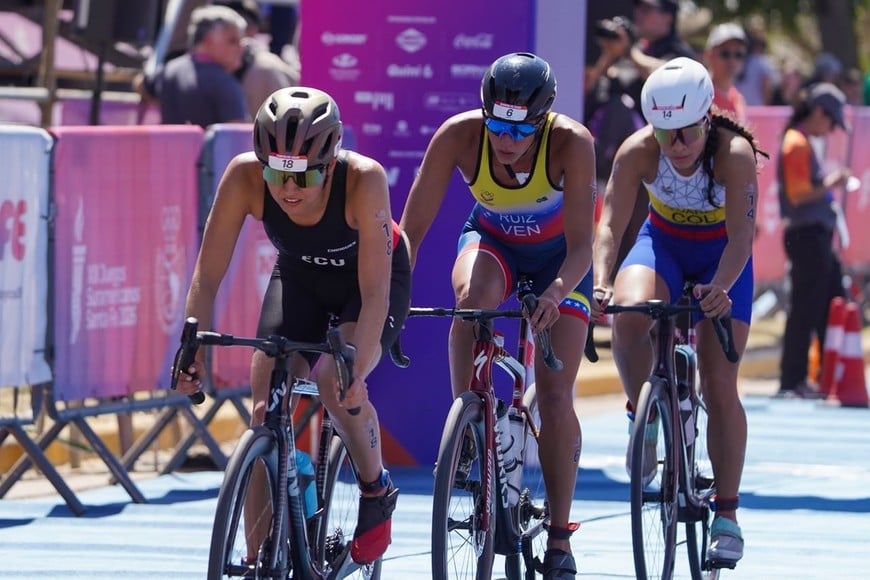 El triatlón femenino reunió a representantes de distintos países en una de las pruebas de resistencia de los Juegos Suramericanos Santa Fe 2026.