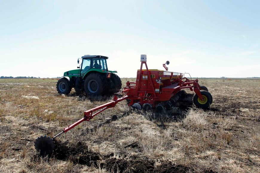 maquinaria agricola cosechadora cosechadoras
A rural worker drives a tractor pulling a sowing machine to plant soybeans in the town of Estacion Islas in Buenos Aires province, November 27, 2012. The rains of late last week helped maintain a good level of moisture in Argentina's main crop belt, though some areas are still under water despite the dry weather of recent days, a meteorologist said Tuesday. Many analysts expect record production of soybeans and corn in the marketing year 2012/13 in Argentina, one of the world's biggest food exporters, thanks to good rains linked to the El Nino climate phenomenon. But the extensive rainfall that began in August also brought flooding that has forced some farmers to abandon their sowing plans in the most affected regions. REUTERS/Enrique Marcarian (ARGENTINA - Tags: AGRICULTURE BUSINESS COMMODITIES FOOD) buenos aires estacion islas cosecha de soja en plantacion de estacion islas campos cultivos plantaciones