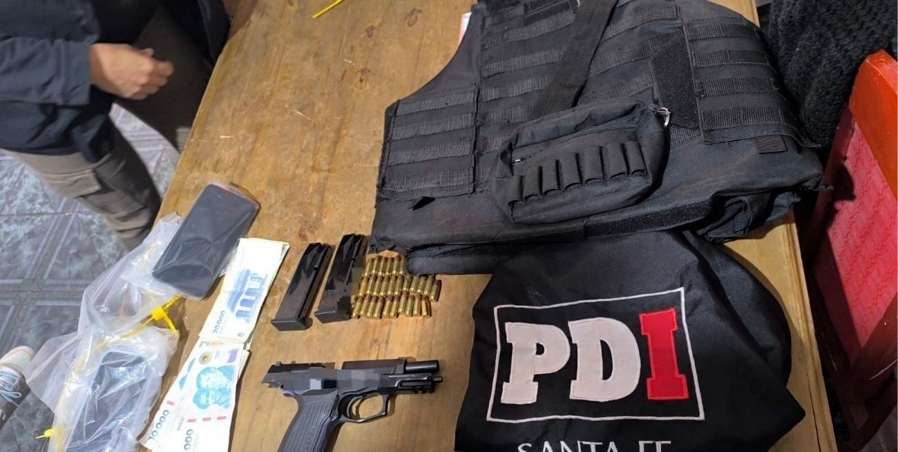 La policía que protegió a su novio buscado por homicidio aceptó quedar tras las rejas