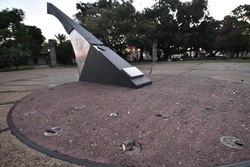 Así estaba. Vandalizado, con sectores de mármol roto. Archivo Manuel Fabatía