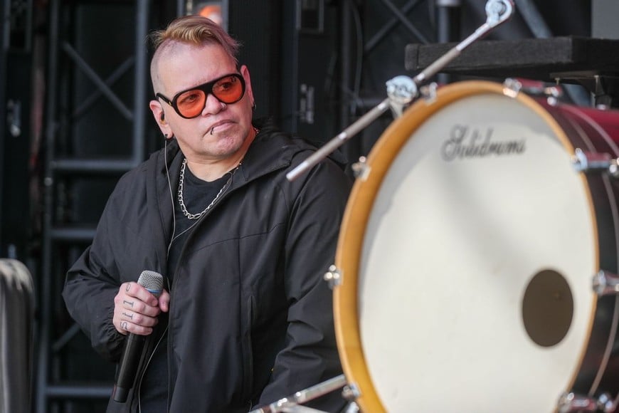 César Andino, voz de Cabezones, durante la prueba de sonido en Santa Fe.