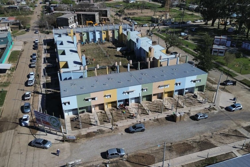En los primeros días de septiembre la gestión de Pullaro dio una fuerte respuesta de entrega de viviendas a Familias de la capital santafesina que necesitaban una vivienda donde desarrollarse. Gobierno Provincial.