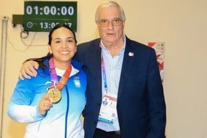 La argentina Fernanda Russo junto a su medalla. Crédito: Suramericanos