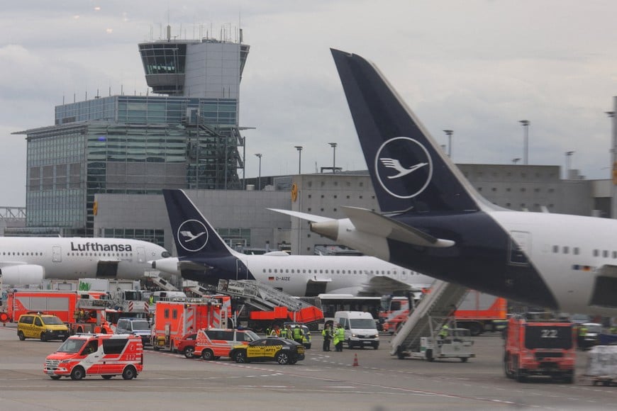 A Lufthansa Boeing is surrounded by ambulances and other emergency vehicles after several staff members were injured when the nose gear of a Boeing 787 jetliner unexpectedly collapsed at a gate at Frankfurt Airport, according to Lufthansa, in Frankfurt, Germany, June 4, 2026. REUTERS/Kai Pfaffenbach TPX IMAGES OF THE DAY