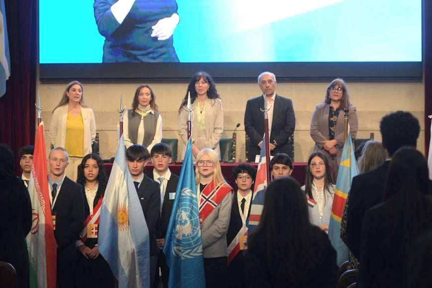 Ma. Cecilia Couget, Claudia Levin, Laura Tarabella, Claudio Díaz y Patricia Molina, autoridades de Conciencia, la UNL y el Gobierno provincial, dieron la bienvenida a los alumnos.