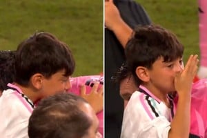 El futbolista se encontró sobre el campo de juego con sus tres hijos, Thiago, Mateo y Ciro.