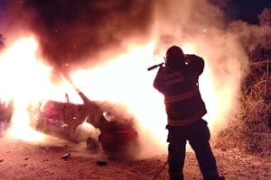 El momento en que Bomberos luchan contra las llamas. Foto: Gentileza