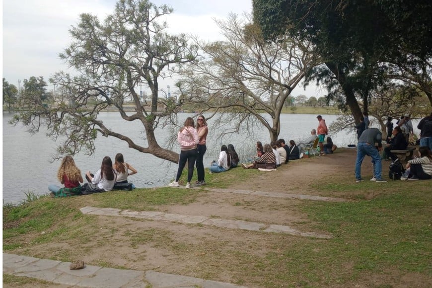 El público santafesino de acercó a ver la actividad náutica en el Parque del Sur.