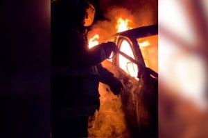 El incendio fue voraz y destruyó el vehículo. Foto: El Litoral