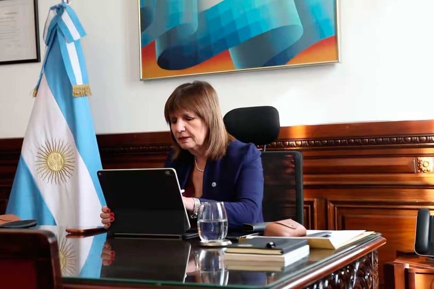"Sé que todos los 'peros' tienen un 'porqué'", posteó la senadora.