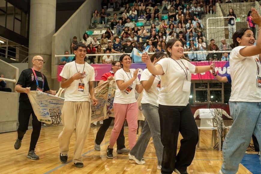 Estudiantes de Fortín Olmos viajaron a Santa Fe para disfrutar de los Juegos Suramericanos.