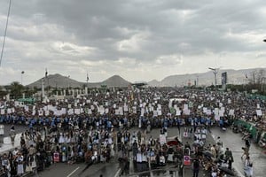 Partidarios de los hutíes se congregan para celebrar los avances de las fuerzas hutíes a lo largo de la costa del Mar Rojo, en Saná, Yemen. REUTERS/Adel Al Khader