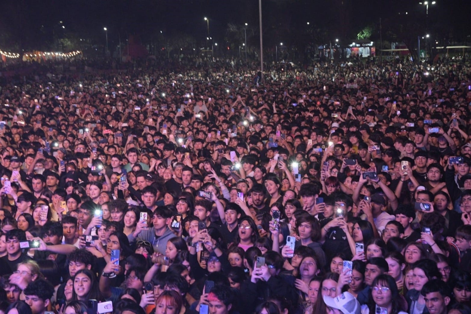 Lit Killah junto a un Fan Fest repletó este viernes en Santa Fe.