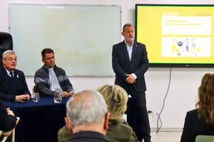 Eugenio Martín De Palma, rector UCSF y mons. Matías Vecino, obispo auxiliar de Santa Fe (sentados), Horacio Alesandria, decano de Ciencias Económicas (de pie). Foto: Gentileza UCSF.