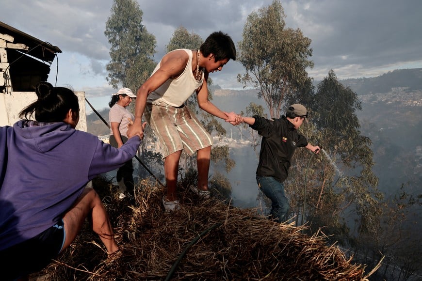 Residents fight a fire during wildfires near residential neighbourhoods in Quito, Ecuador, September 13, 2026. REUTERS/Karen Toro TPX IMAGES OF THE DAY