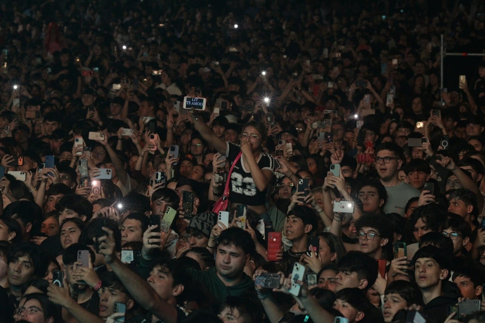Lit Killah junto a un Fan Fest repletó este viernes en Santa Fe.