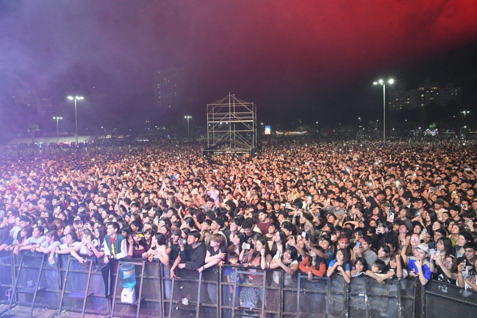 Lit Killah junto a un Fan Fest repletó este viernes en Santa Fe.