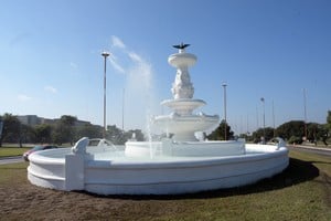 La preciosa fuente ubicada en el acceso este a la ciudad, por la ruta 168.
Guillermo Di Salvatore.