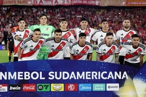 Soccer Football - Copa Sudamericana - Round of 16 - First Leg - Santa Fe v River Plate - Estadio Nemesio Camacho El Campin, Bogota, Colombia - August 19, 2026
River Plate players pose for a team group photo before the match REUTERS/Luisa Gonzalez