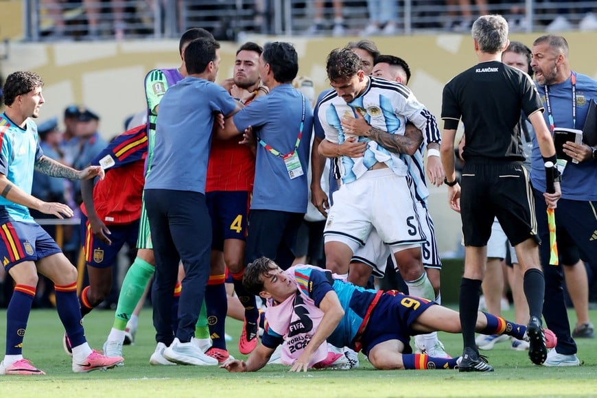 Soccer Football - FIFA World Cup 2026 - Final - Spain v Argentina - New York/New Jersey Stadium, East Rutherford, New Jersey, U.S. - July 19, 2026
Argentina's Leandro Paredes clashes with Spain's Gavi as Argentina coach Lionel Scaloni and coaching staff clash with Spain's Eric Garcia after the match REUTERS/Amanda Perobelli TPX IMAGES OF THE DAY