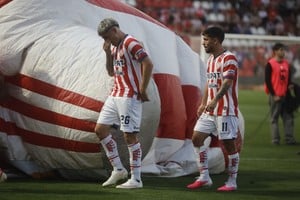 El gesto elocuente de Juan Pablo Ludueña al abandonar el campo de juego, después del partido. Detrás suyo, Luna Diale. Foto: Matías Pintos