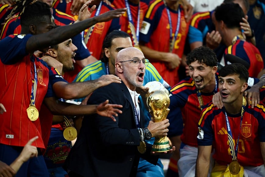 Soccer Football - FIFA World Cup 2026 - Final - Spain v Argentina - New York/New Jersey Stadium, East Rutherford, New Jersey, U.S. - July 19, 2026
Spain coach Luis De La Fuente lifts the World Cup trophy alongside teammates as they celebrate winning the World Cup REUTERS/Dylan Martinez TPX IMAGES OF THE DAY