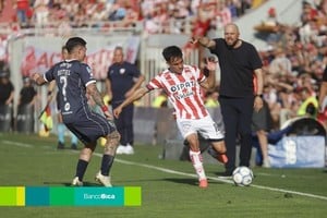 El técnico visitante da una indicación sobre la línea. Matías Pintos