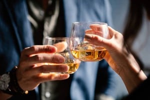 "Mientras compartíamos un whisky conversamos de cosas sin importancia. (...) La madame sabía por qué estaba yo en su despacho, como también sabía que Britos era mi amigo. Es decir, estaba al tanto de todo".