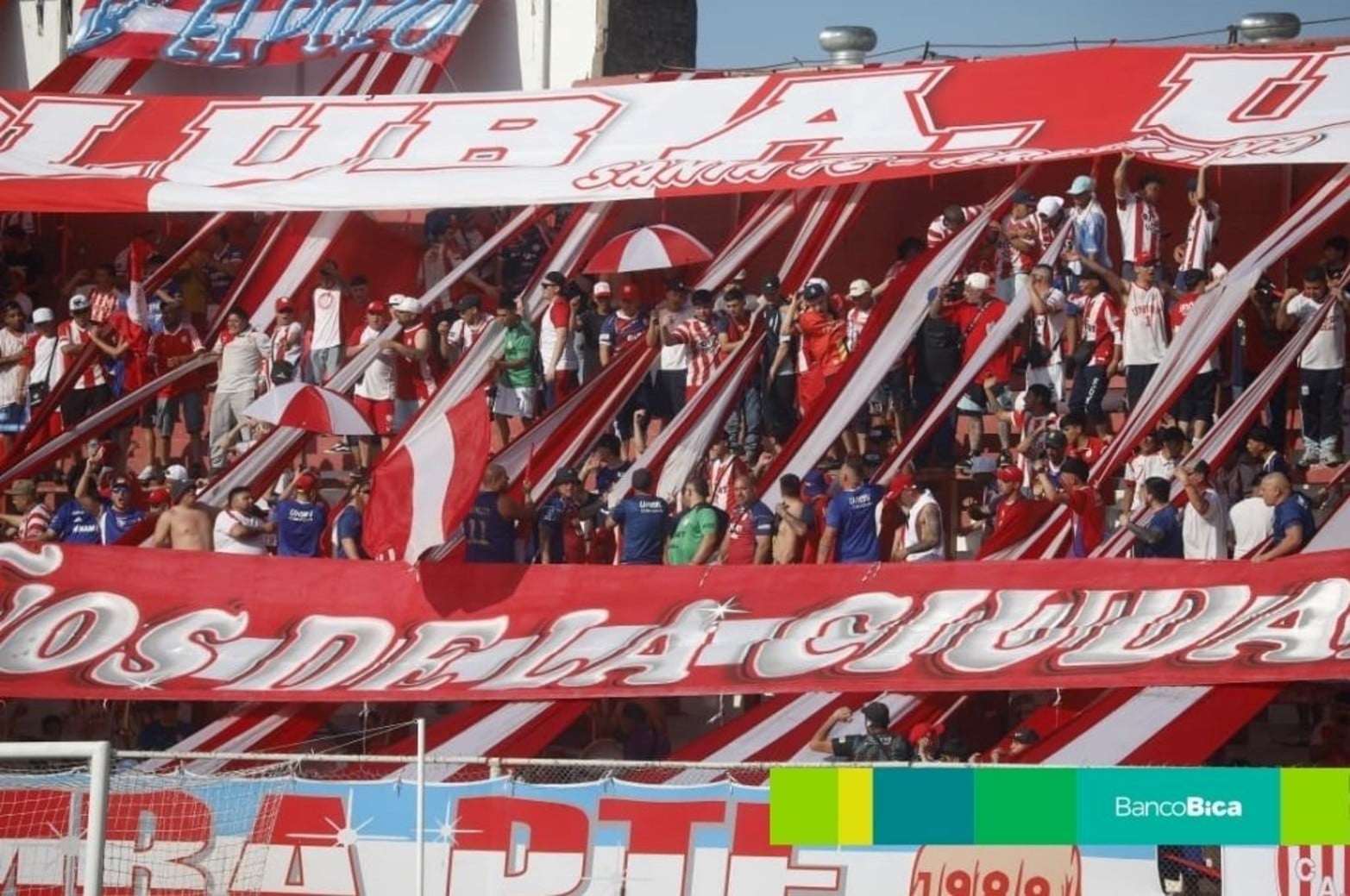 La hinchada tatengue dijo presente en buen número. 
